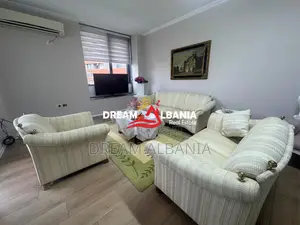 Apartament 2+1+2 me qera ne Qender prane Toptani Center, Tirane (ID 42