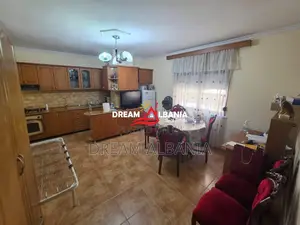 Shitet apartament 2+1+2 ne zonen e Bllokut prane Pallateve Agimi (ID 4