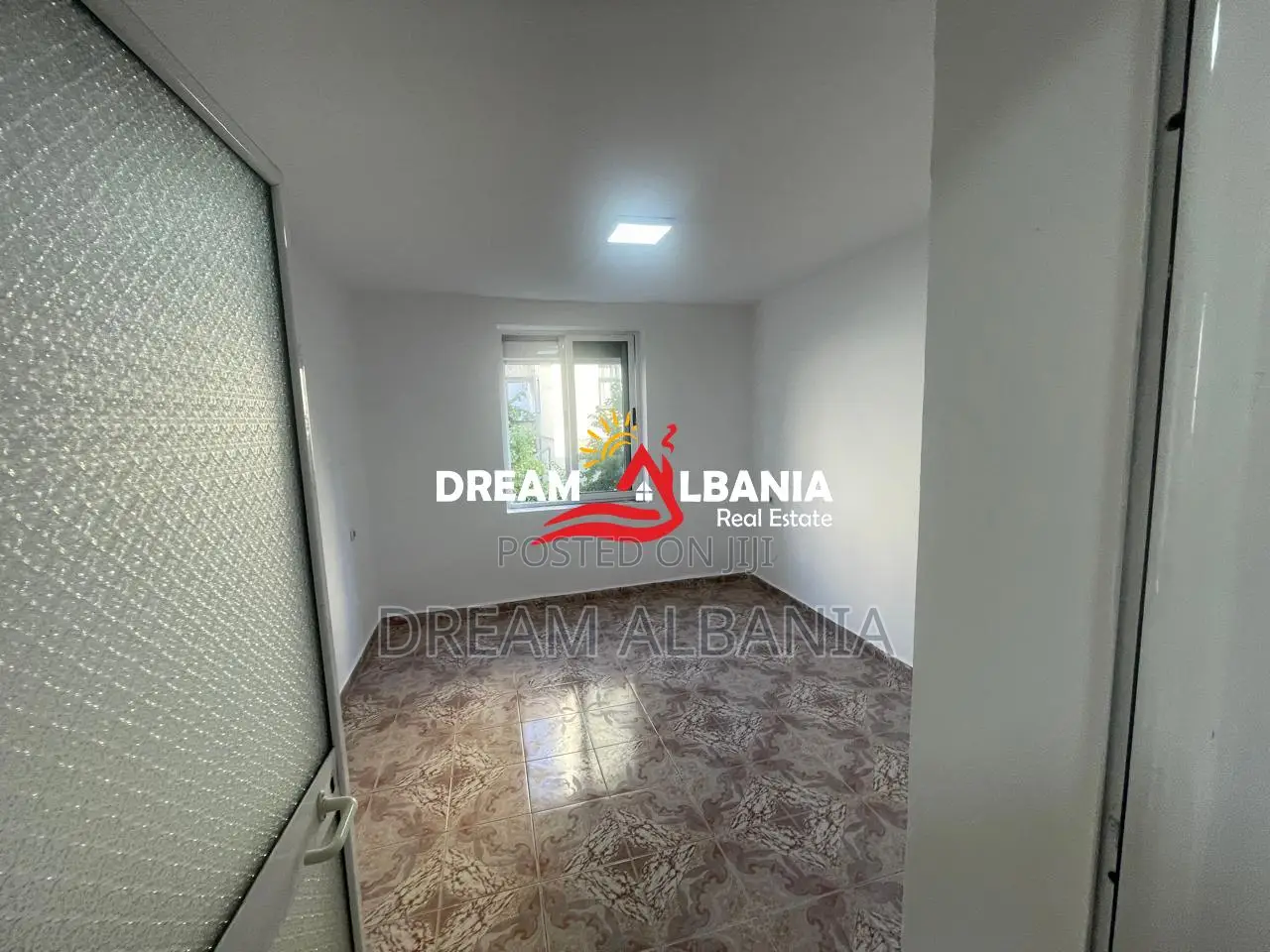 Jepet me Qira Apartament 2+1 në Rrugën Ferit Xhajko (42215622)