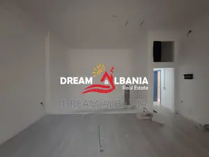 Ambjent ne shitje ne rrugen Mihal Grameno, prane Viva Market, Tirane (