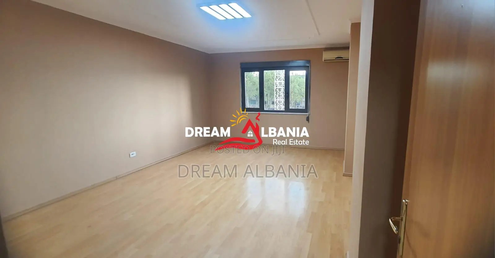 Jepet me qera ambient biznesi ne Rrugen e Kavajes prane Qendres (ID 42