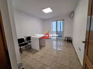 Jepet Me Qera Ambient Biznesi ne Bllok Prane Rruga Brigada VIII.(ID 42