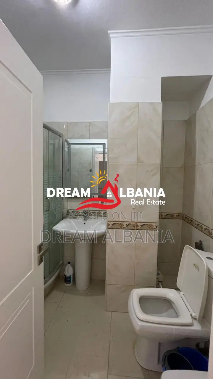 Jepet Apartament 1+1 me qera tek Rruga e Kavajes afer Qendres, Tirane 