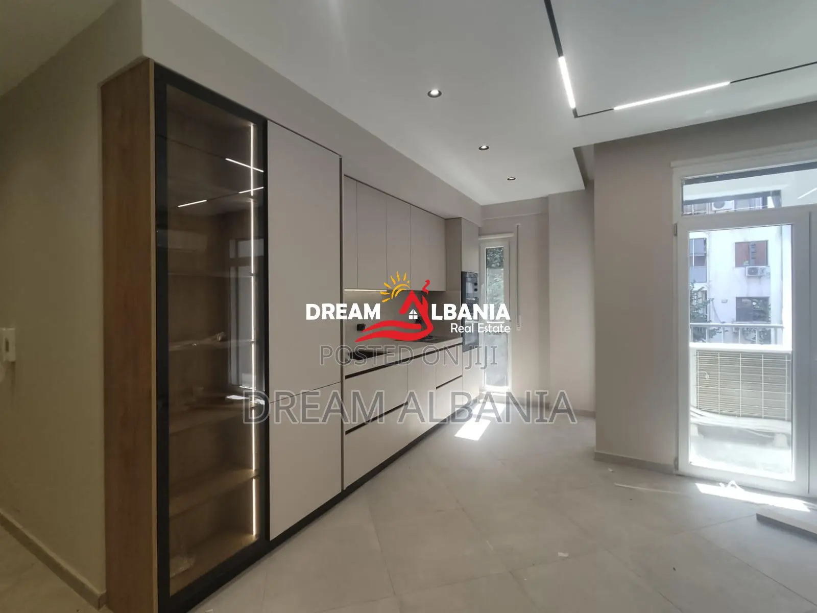 Jepet Apartament 2+1+2wc me Qera ne Rrugen 5 Maji prane Concord Center