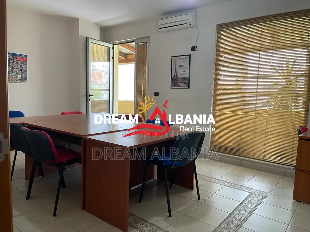 Zyre me qera ne Don Bosko prane Vizion +, Tirane (ID 42611400 )