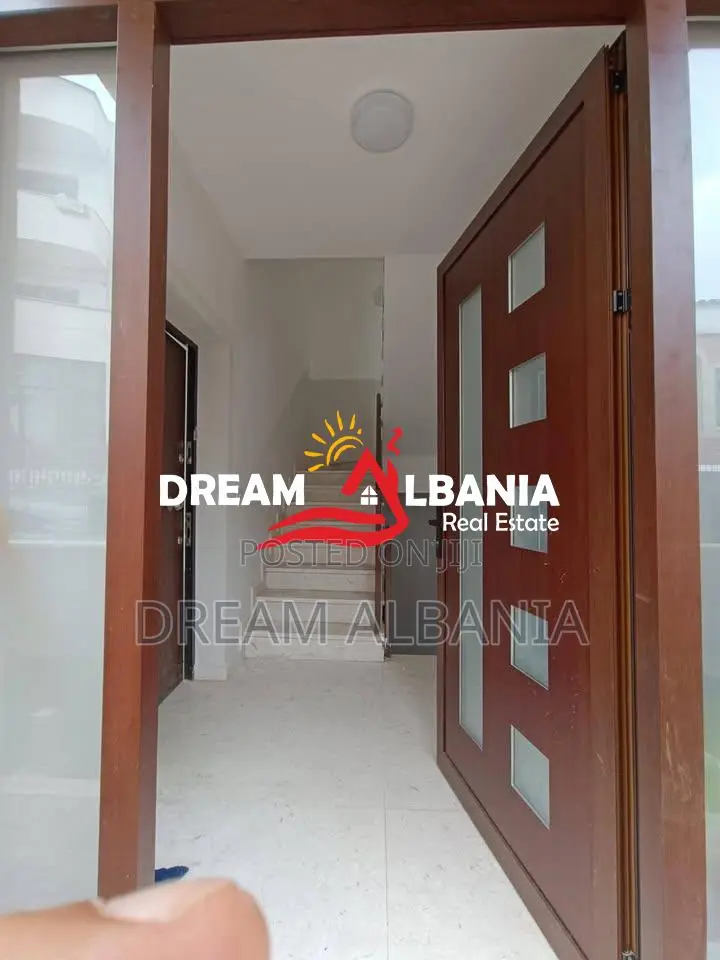 Jepet me qera Vile prane Vilave Amerikane te Senatoriumi, Tirane(42513