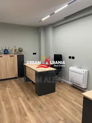 Jepet me Qira Zyrë e Mobiluar pranë Hotel Radisson ( 42611572 )