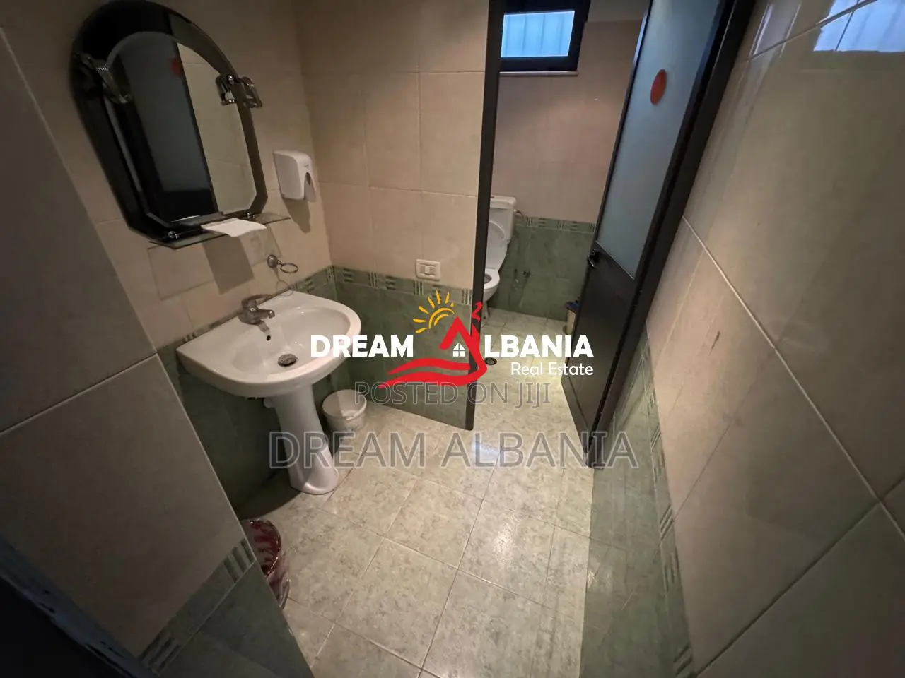Jepet lokal me qera ne hyrje Freskut, ne Tirane (ID 42711053 )