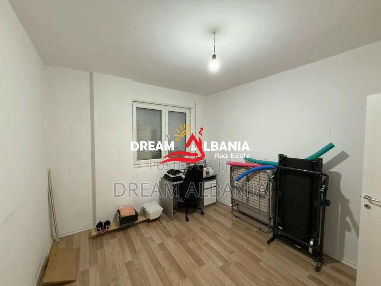 Jepet ambjent me qera te Rruga e Dibres Pran Shkolles se Bashkuar 2+1 
