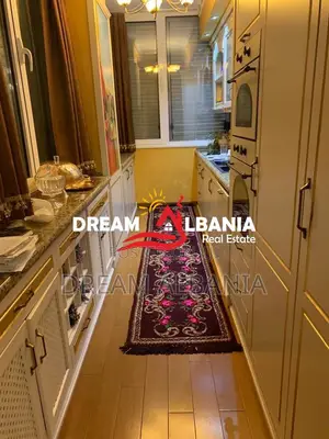 Shitet super apartament 2+1+2 garazhe dhe nje post parkimi ne Kinostud