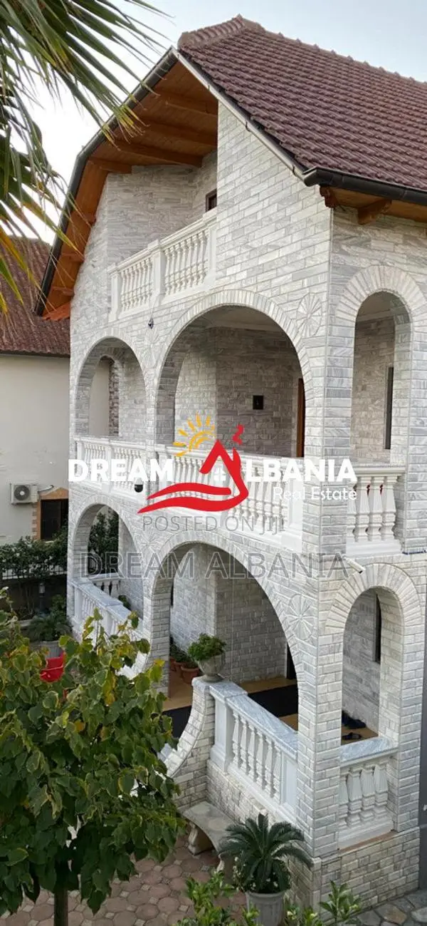 Shitet vile 3 kateshe ne autostraden Tirane—Durres prane Casa Italia (