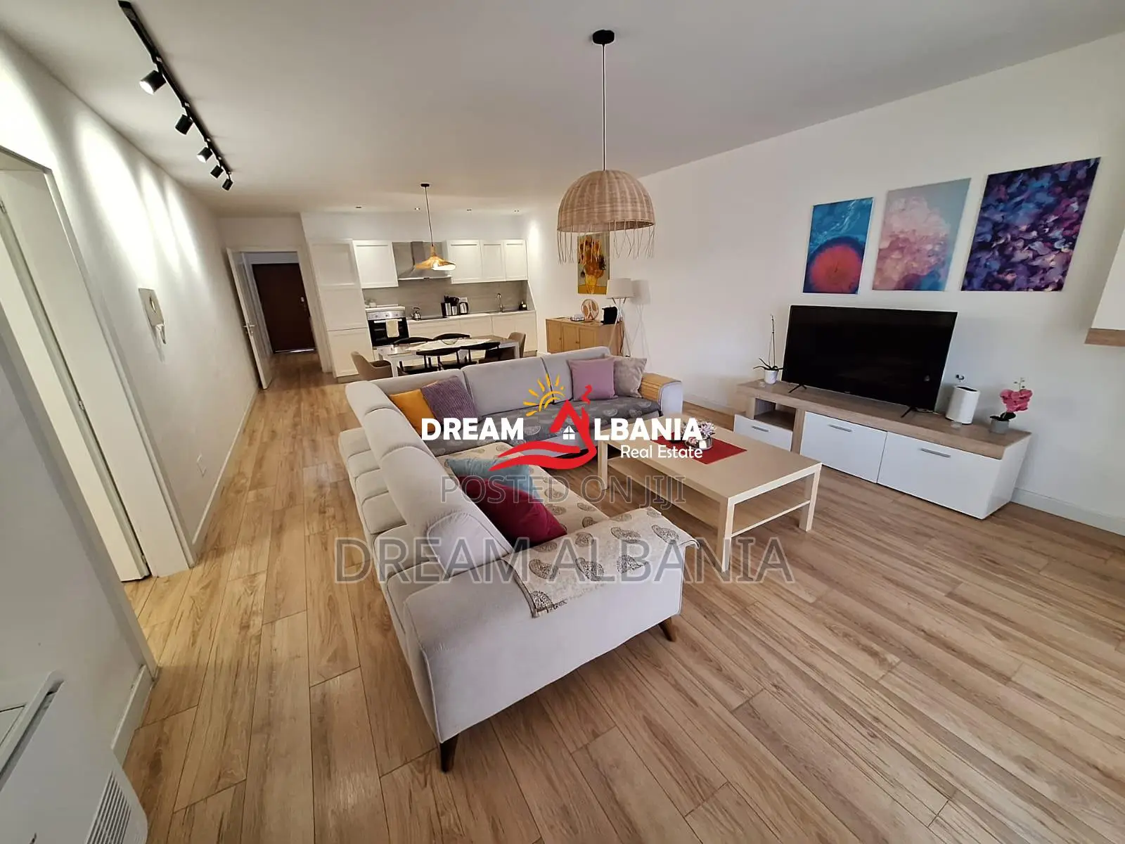 Shitet Apartament 2+1+2 Rruga e Bogdaneve, perballe Shkolles Avni Rust