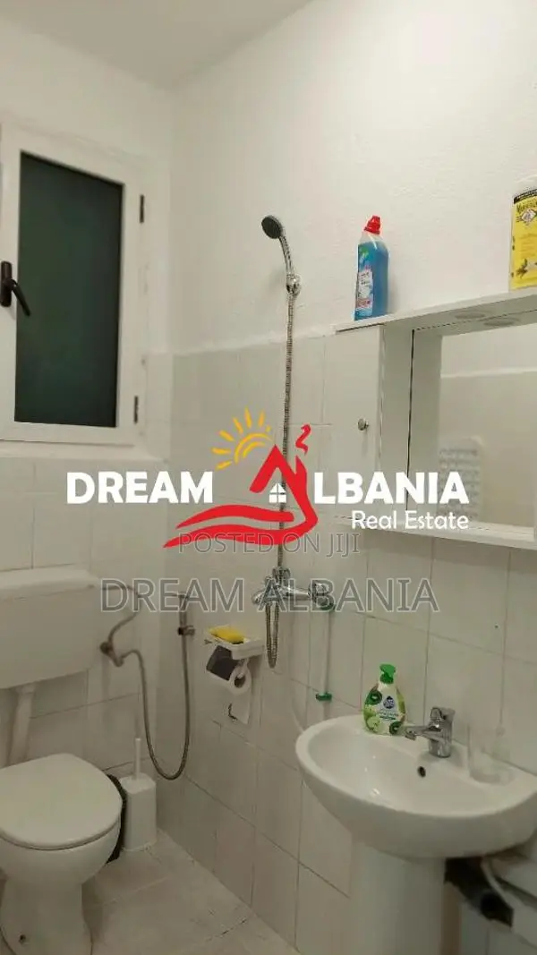 Jepet Apartament 1+1 me qera kati i pare i nje shtepie Private ne Mysl