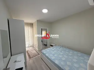 Shitet super apartament 2+1+2+post parkimi i perfshire ne Rrugen e Dur