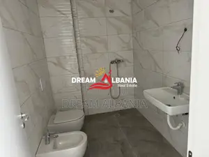 Ambjent per zyra me qera ne rrugen Karl Gega, prane Bulevardit te Ri (