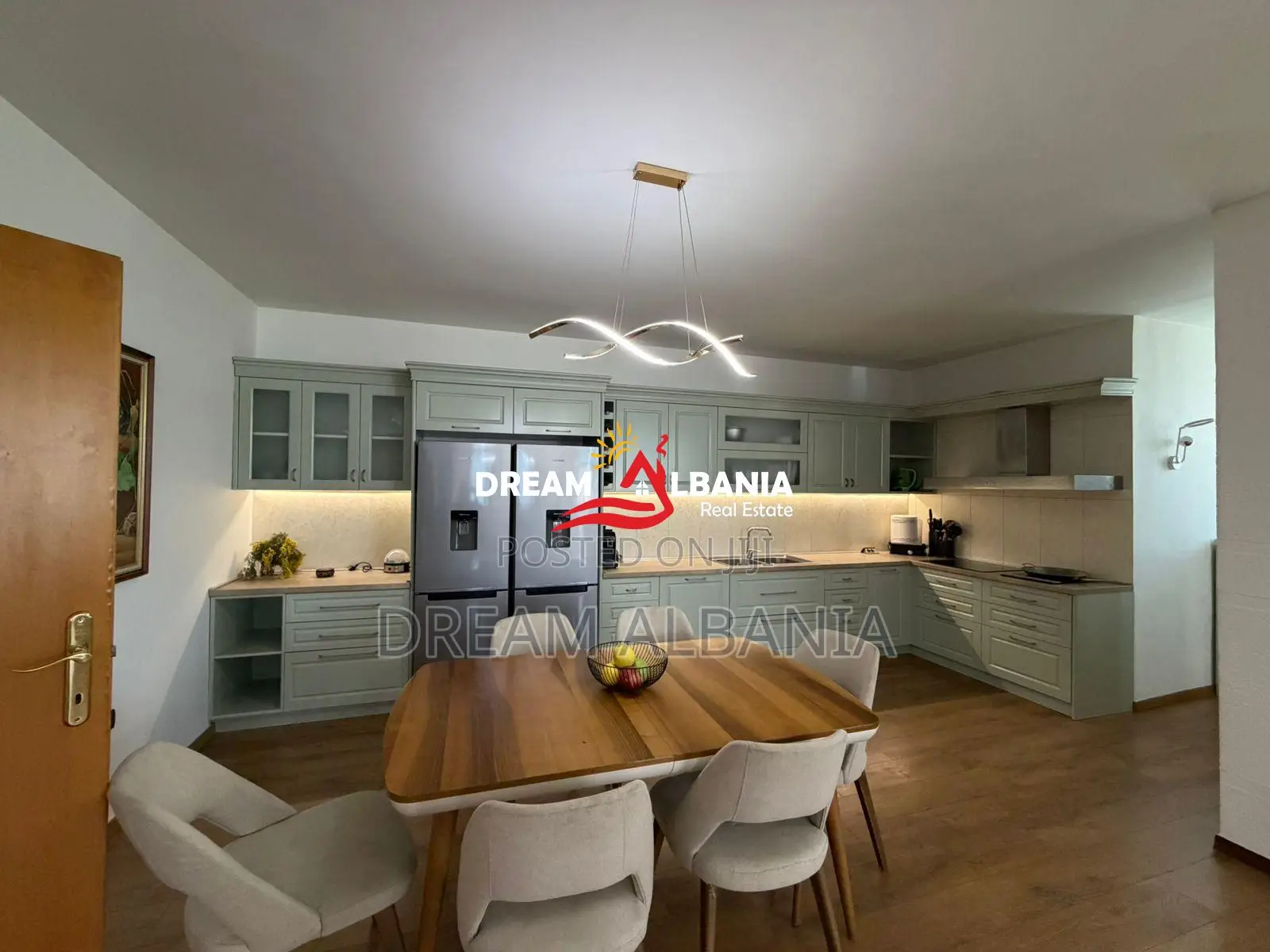 Apartament 3+1+2 me qera tek komuna e parisit prane kompleksit Kika (I