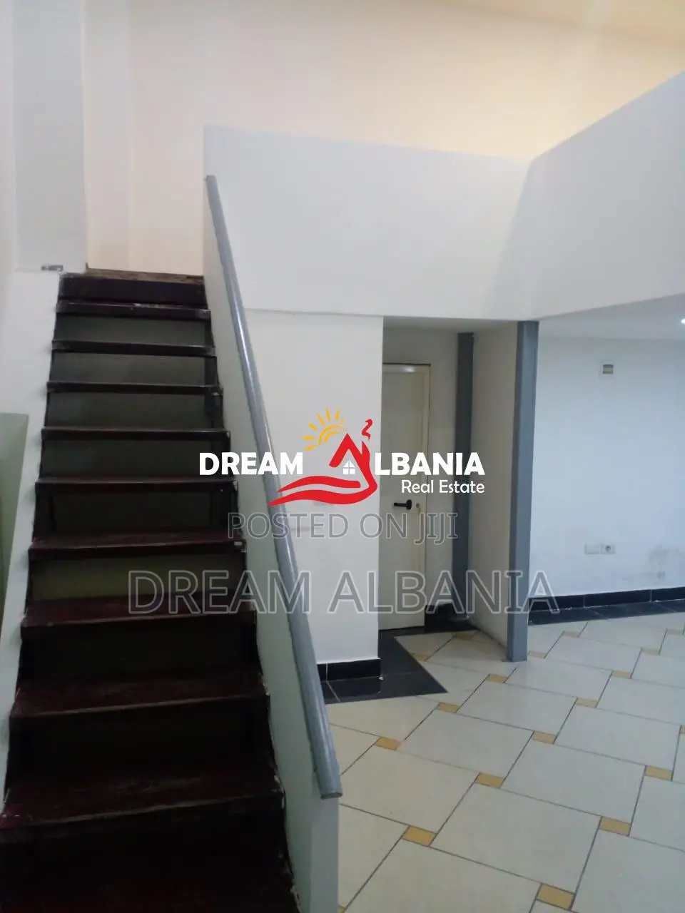Ambient biznesi me qera prane Galerise ne Qender, Tirane ( ID 42611367