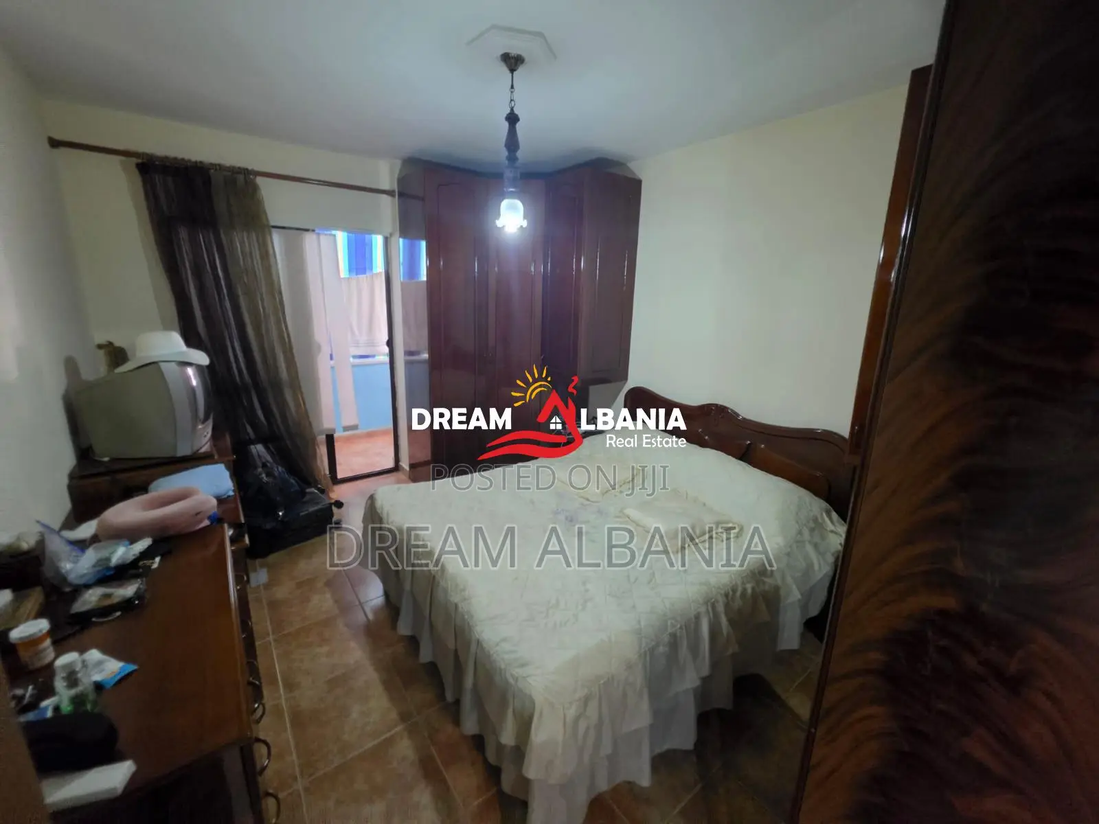 Shitet apartament 2+1+2 ne zonen e Bllokut prane Pallateve Agimi (ID 4