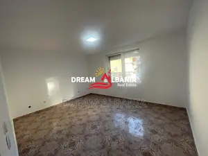 Jepet me Qira Apartament 2+1 në Rrugën Ferit Xhajko (42215622)
