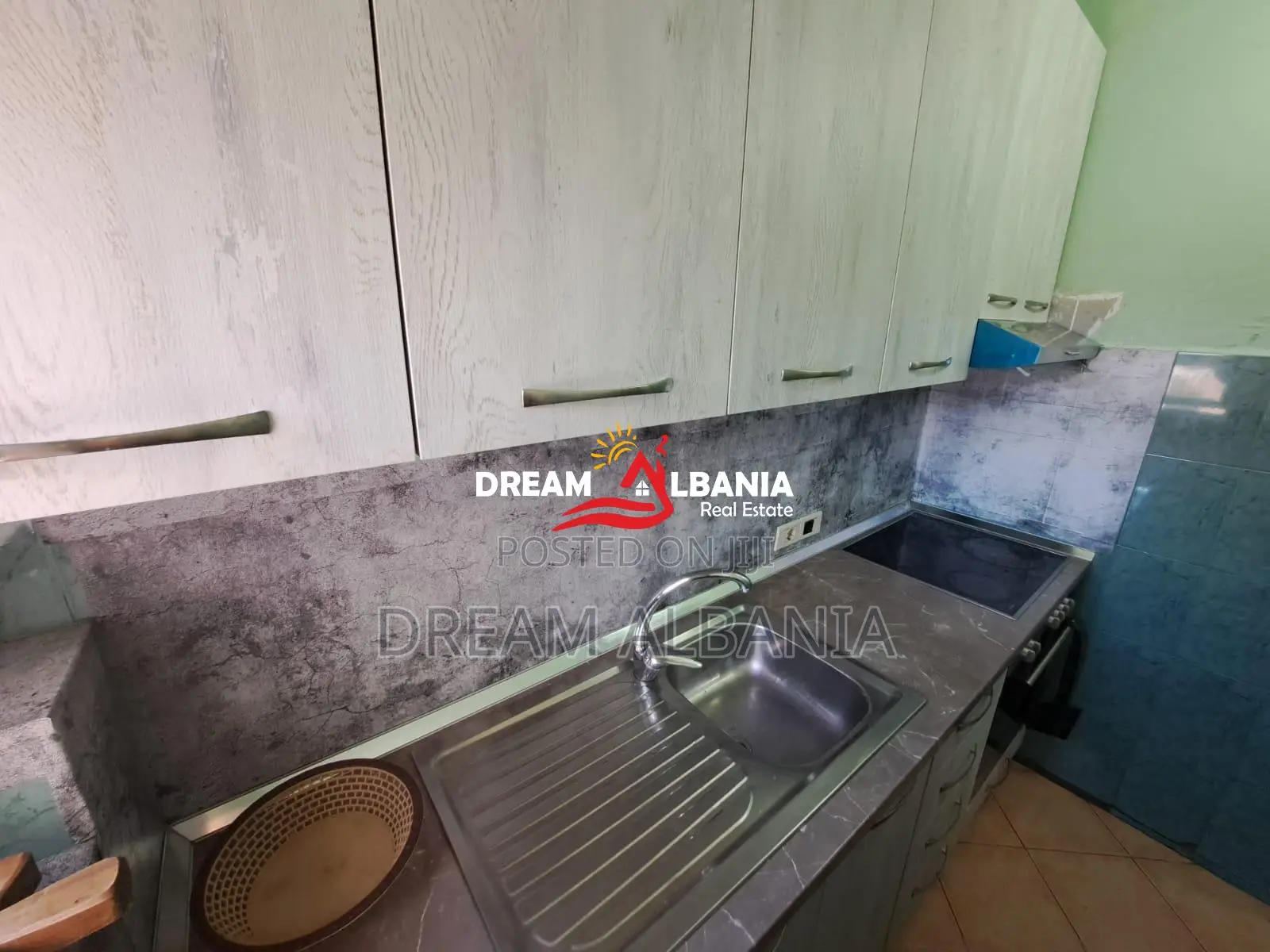 Apartament 1+1+Kuzhine e Vecuar ne Shitje ne Xhamllik, Prane Sheshit S