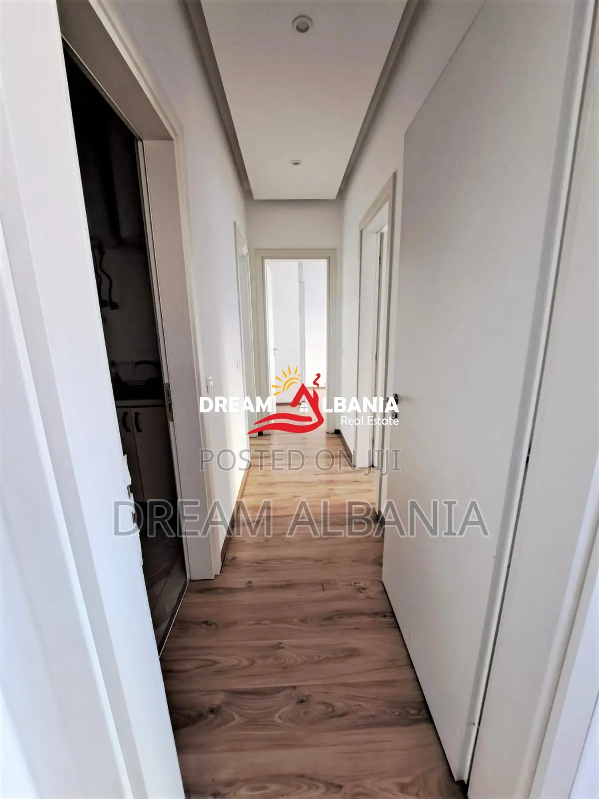 Zyre me qera tek Zogu i Zi tek Ring Center ne Tirane (ID 4261493)
