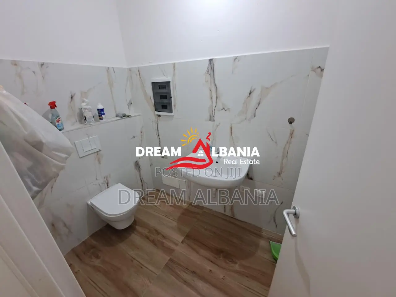 2 Ambiente Biznesi me Qera ne Qender te Tiranes (ID 42611403)