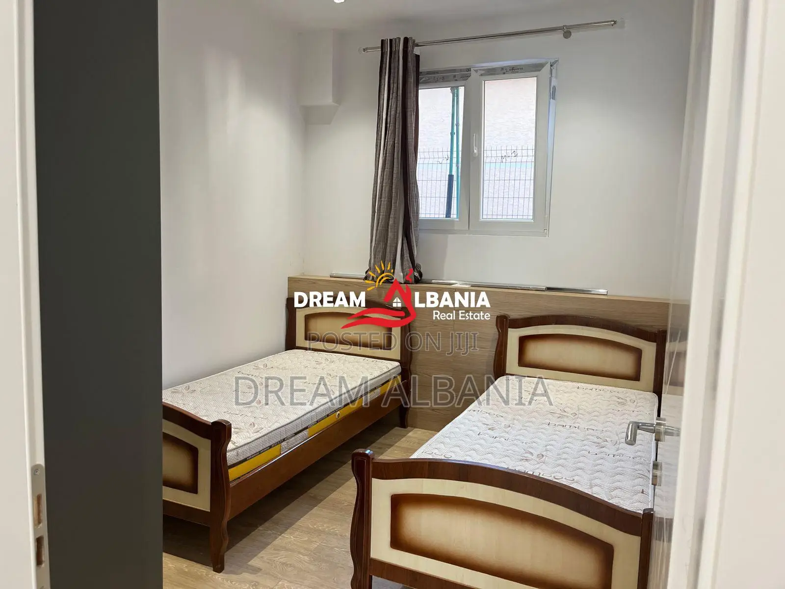 Jepet me qera Apartament 2+1 ne rrugen 5 Maji prane shkolles Tirana Jo
