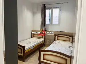 Jepet me qera Apartament 2+1 ne rrugen 5 Maji prane shkolles Tirana Jo