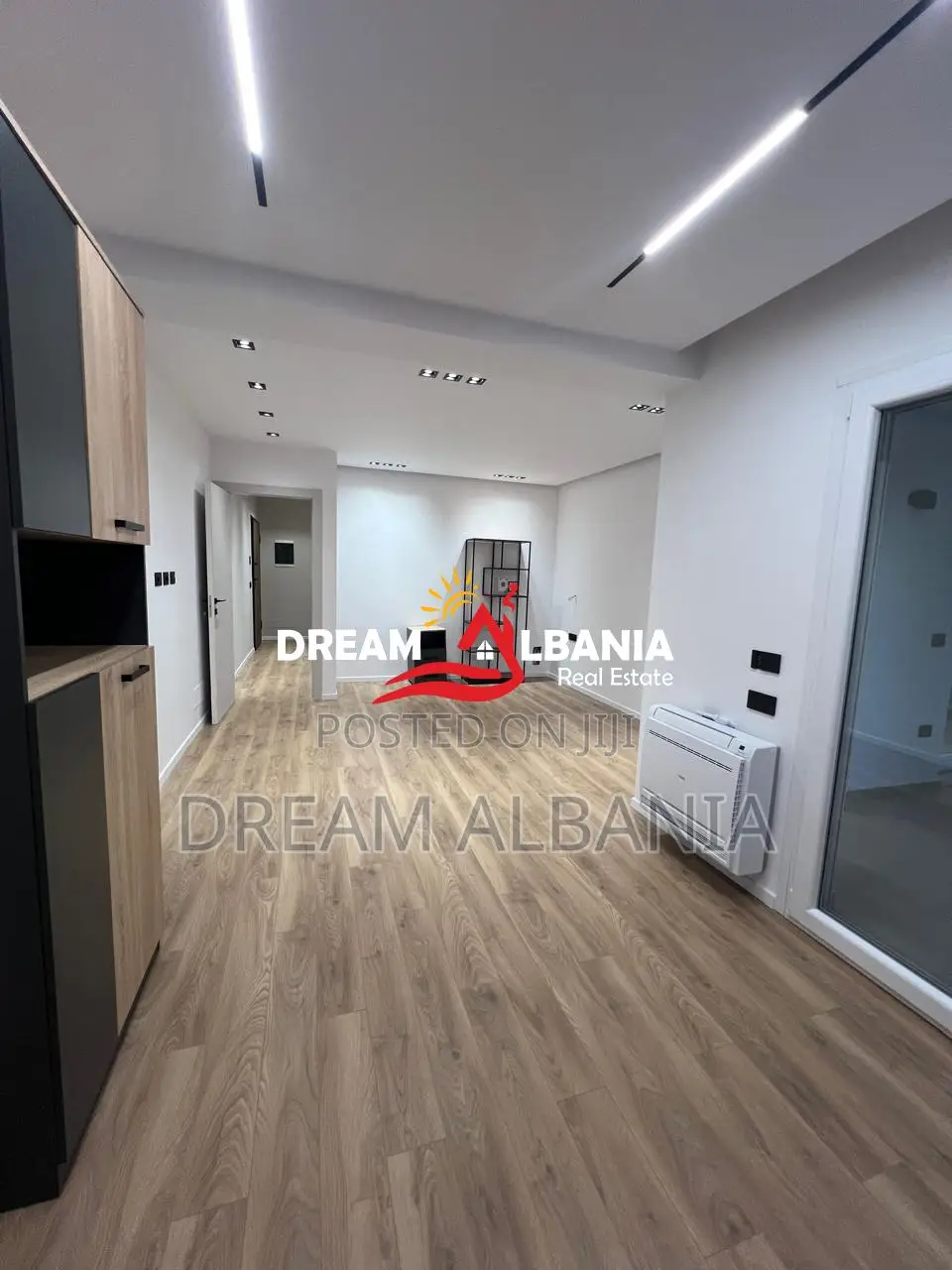 Jepet me Qira Zyrë e Mobiluar pranë Hotel Radisson ( 42611572 )