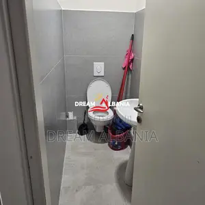 Dyqan ne shitje ne Qender rruga e Bogdaneve (ID 4171596).