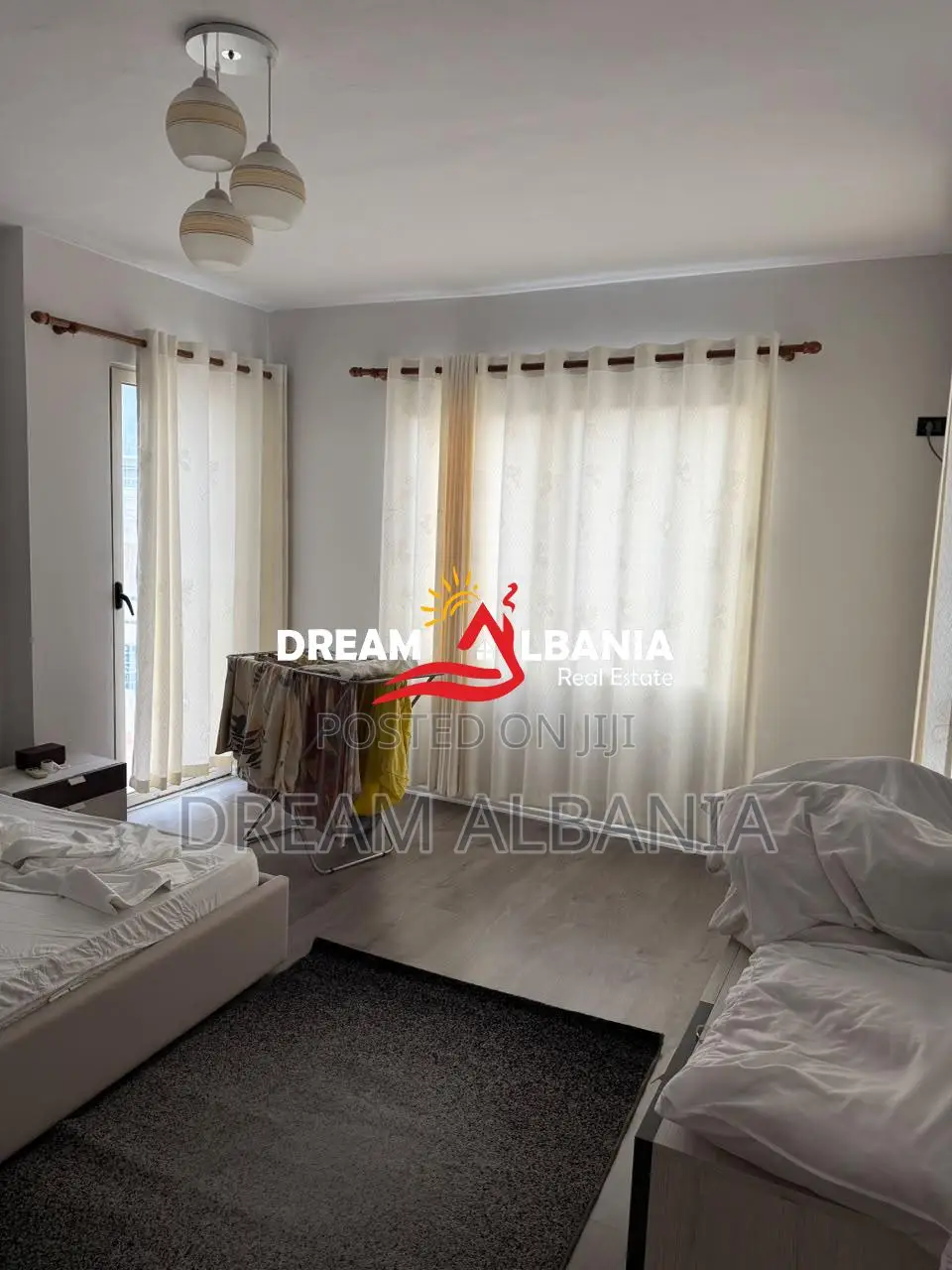SUPER OKAZION – Shitet apartament 2+1+2 me 3 ballkone në Liqenin e Tha