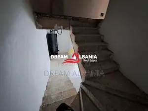 Dubleks 3+1 ne shitje tek liqeni I thate prane Radisson Hotel ne Tiran