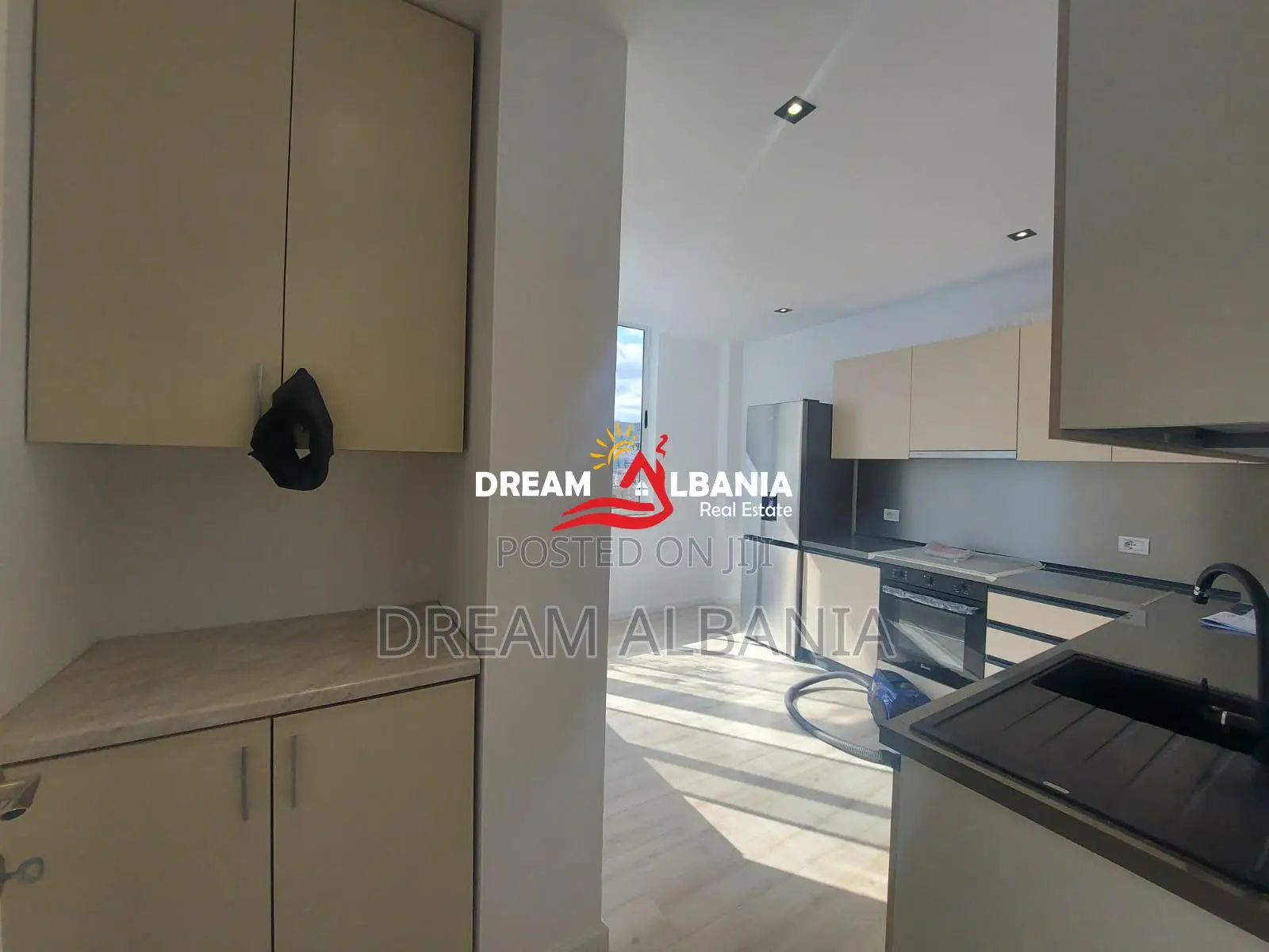 Ambjent 2+1+2 me qera tek Ish Ekspozita prane Gjykates, Tirane (ID 422
