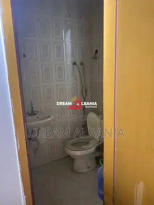 Dyqan/Zyre/Garsonjere per shitje ne zonen e Laprakes tek Rruga Dritan 