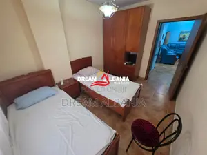 Shitet apartament 2+1+2 ne zonen e Bllokut prane Pallateve Agimi (ID 4