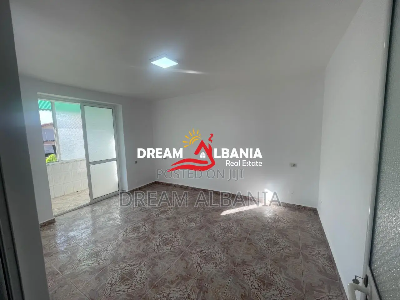 Jepet me Qira Apartament 2+1 në Rrugën Ferit Xhajko (42215622)