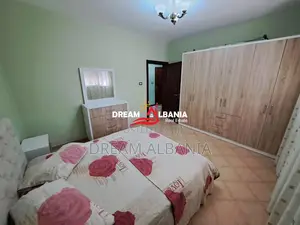 Apartament 1+1+Kuzhine e Vecuar ne Shitje ne Xhamllik, Prane Sheshit S
