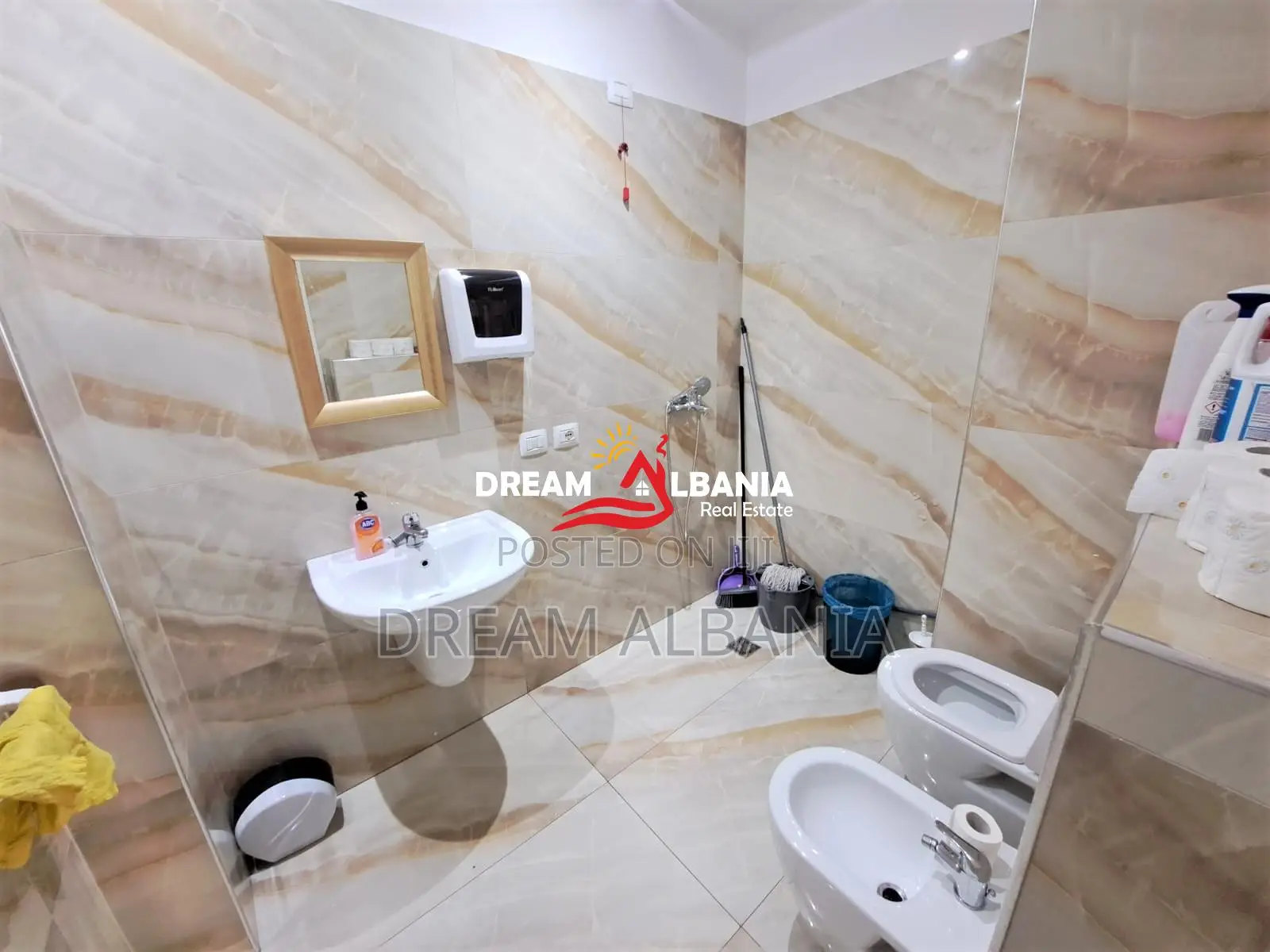 Zyre me qera tek Zogu i Zi tek Ring Center ne Tirane (ID 4261493)