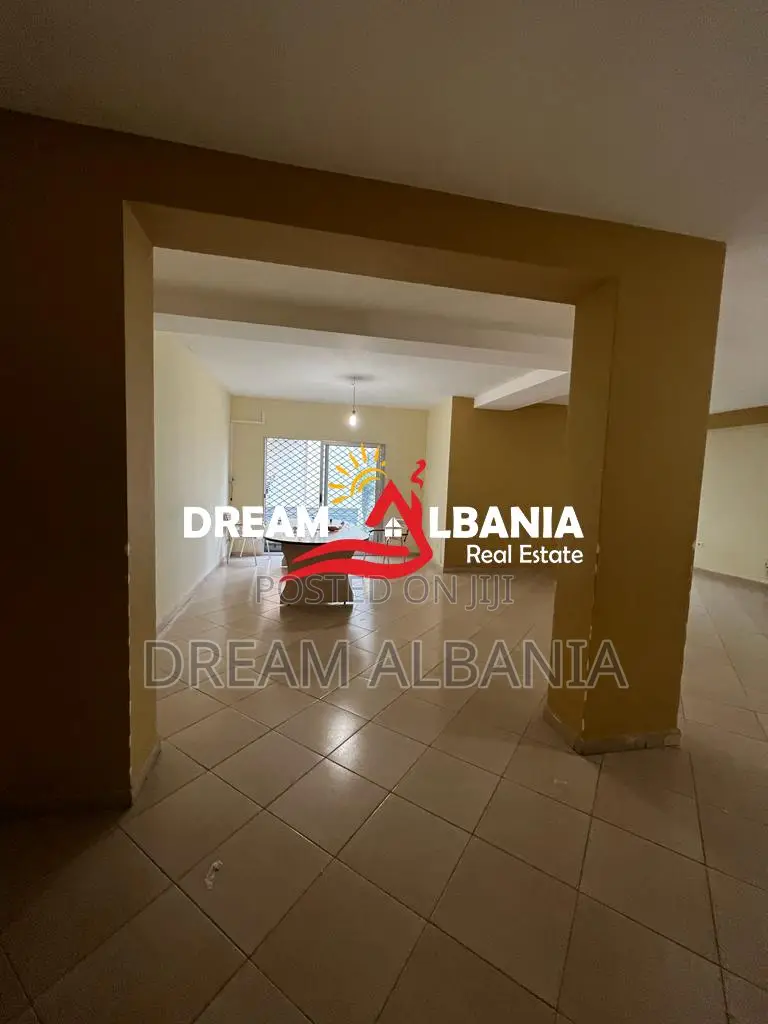 Ambient Biznesi+2 Garazhe me qera ne rrugen Bill Klinton prane Kodres 