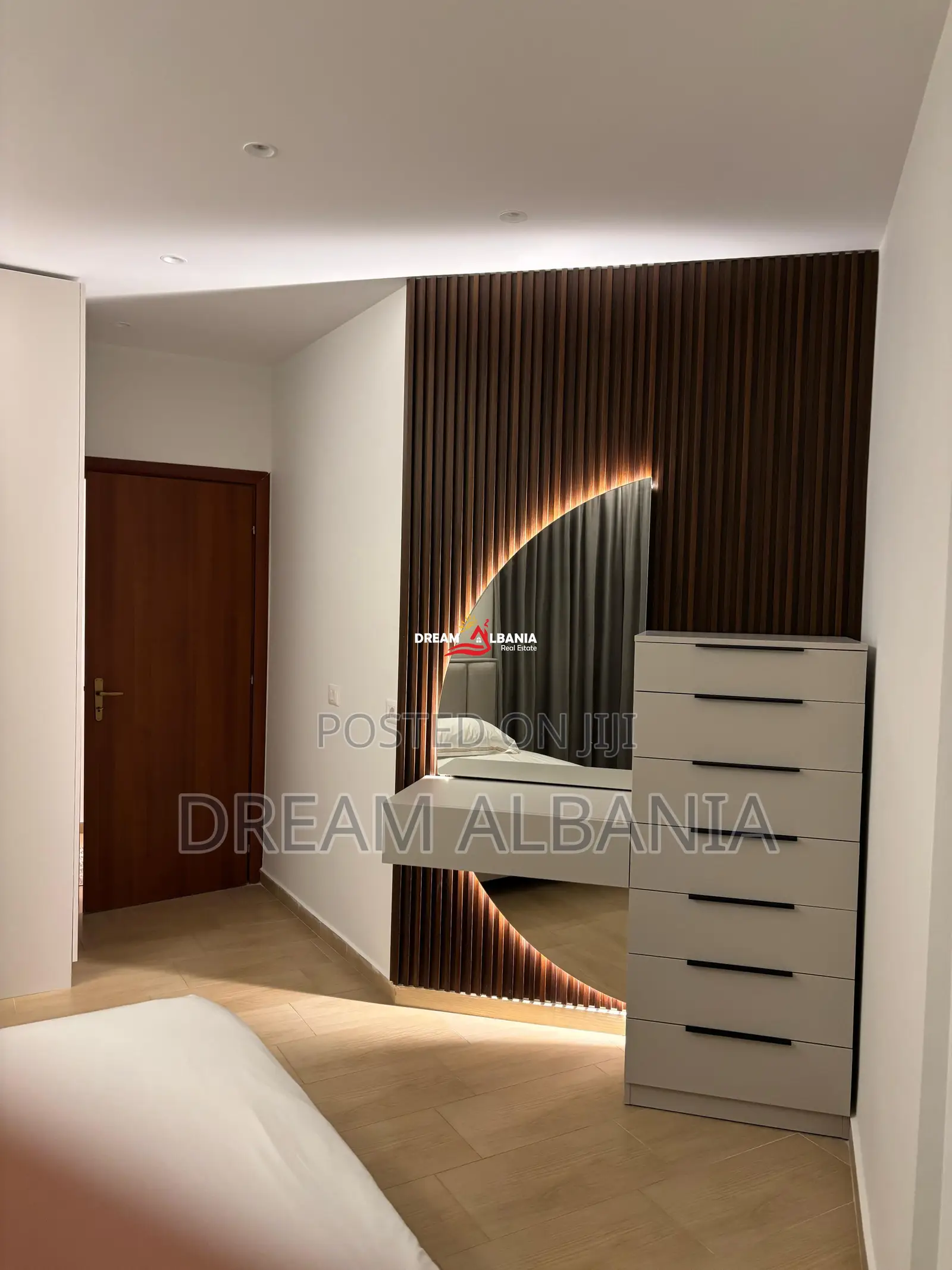 Jepet me qera apartament 1+1 tek Kopshti Zologjik prane Piceri Pavarot