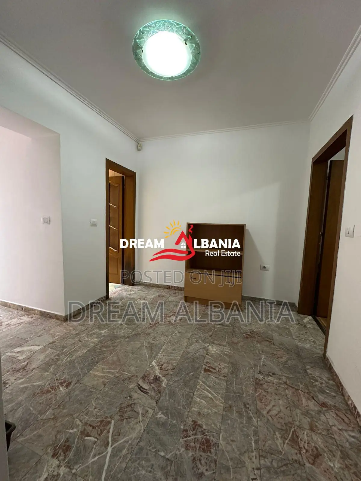 Zyre me qera prane Sheshit Wilson ne Tirane (ID 4261676 )