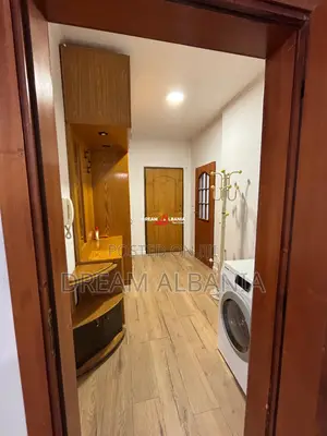 Jepet me qera apartament 3+1+2 wc+3 ballkone tek Rruga e Kavajës, Tira