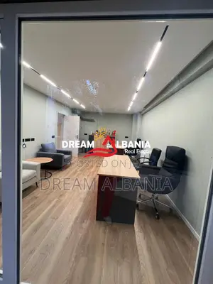 Jepet me Qira Zyrë e Mobiluar pranë Hotel Radisson ( 42611572 )