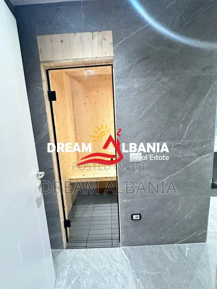 Jepet me qera apartament+verande | Penthouse 2+1+2 rruga e Kavajes (ID