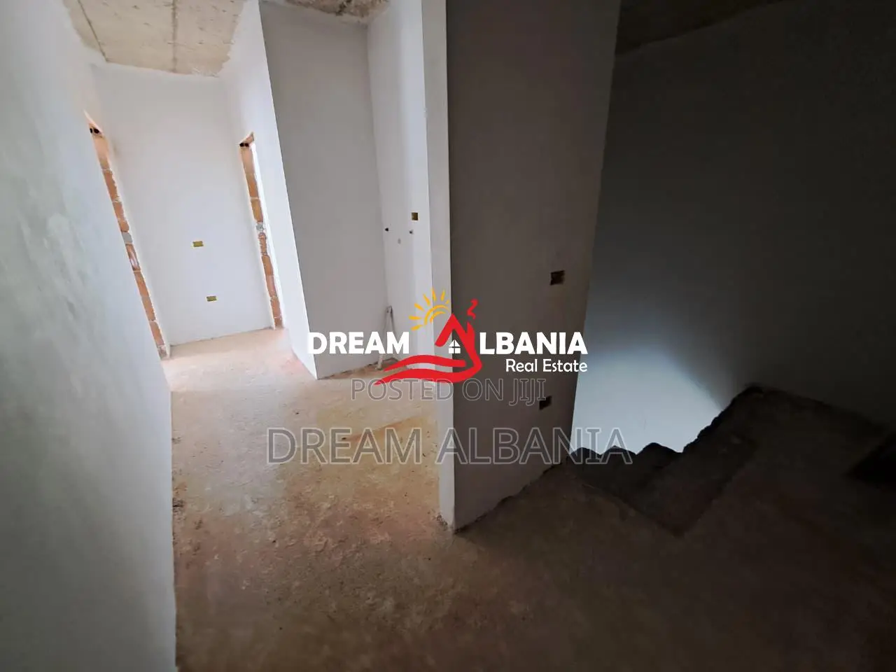 Dubleks 3+1 ne shitje tek liqeni I thate prane Radisson Hotel ne Tiran