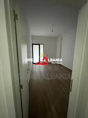 Jepet ambient me qera tek Rruga e Dibres prane Kompleks Arlis ( ID 426