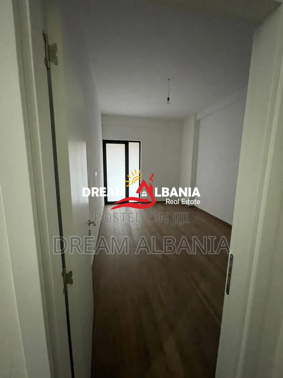 Jepet ambient me qera tek Rruga e Dibres prane Kompleks Arlis ( ID 426