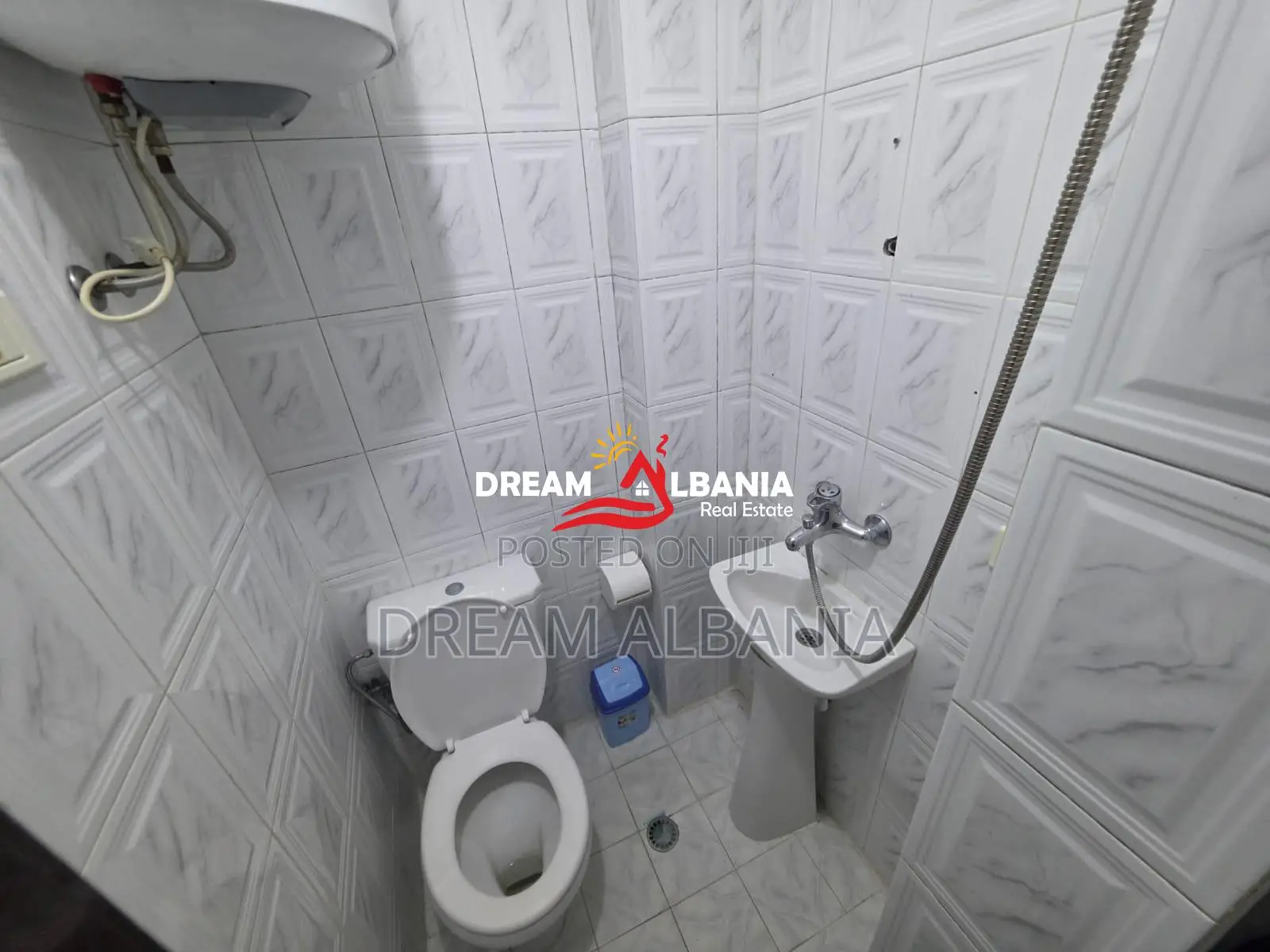 Shitet apartament 2+1+2 ne zonen e Bllokut prane Pallateve Agimi (ID 4