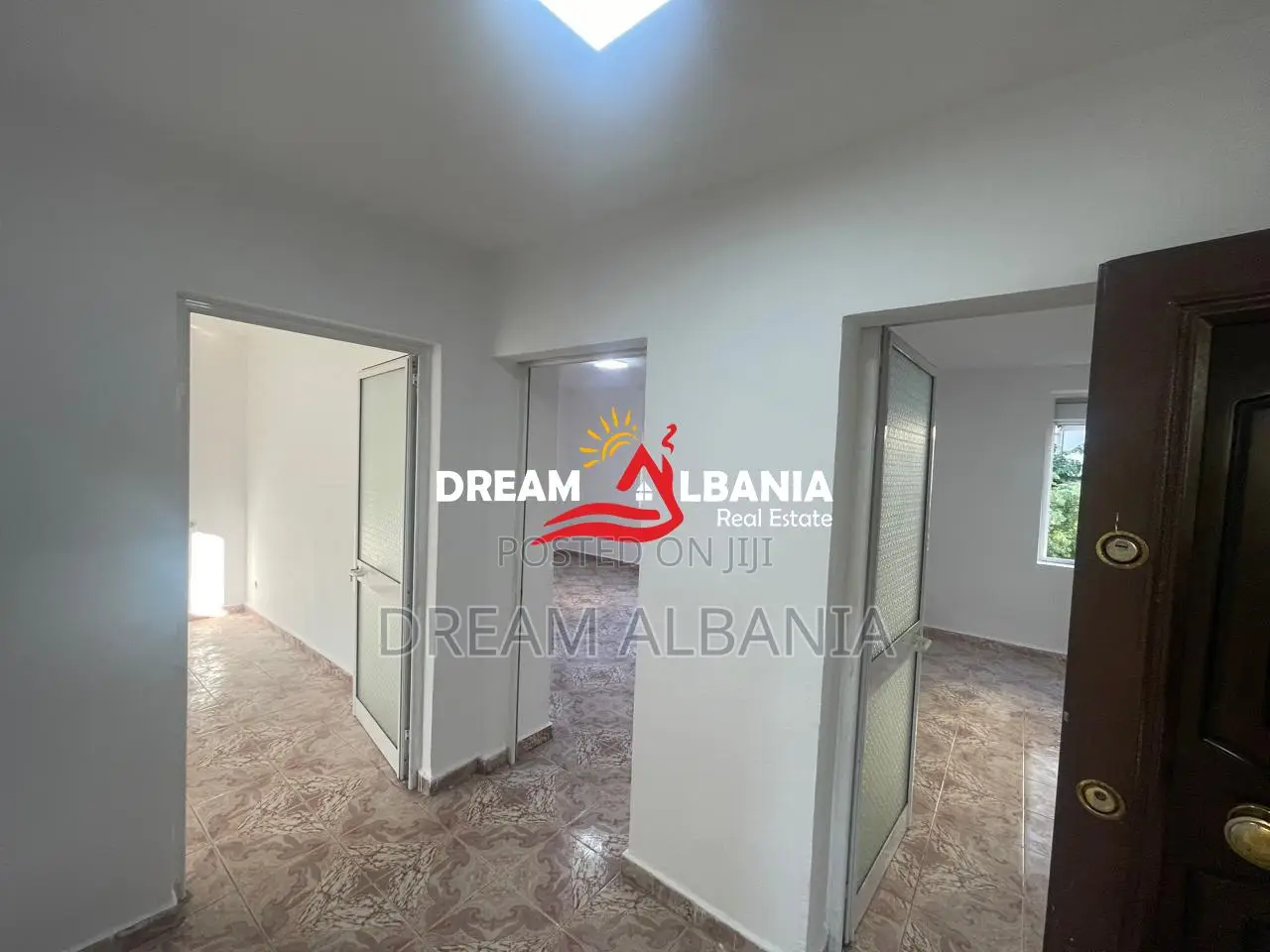 Jepet me Qira Apartament 2+1 në Rrugën Ferit Xhajko (42215622)