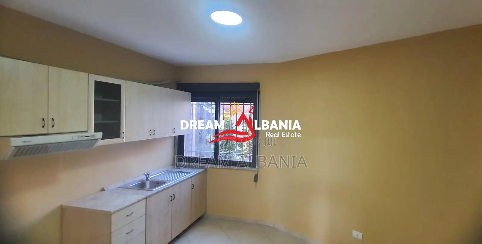 Jepet me qera ambient biznesi ne Rrugen e Kavajes prane Qendres (ID 42